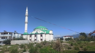 Osmaniye’de depremde hasar gören minare kontrollü yıkıldı
