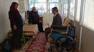 Kozan’da ihtiyaç sahibi engellilere tekerlekli sandalye dağıtıldı