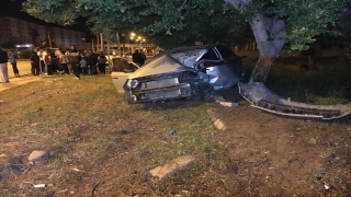 Mersin’de ağaca çarpan otomobilin sürücüsü yaralandı