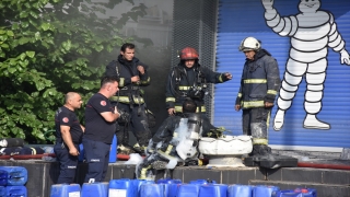 Antalya’da oto lastik deposunda çıkan yangına müdahale ediliyor