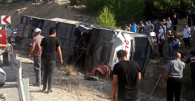 Mersin&#039;de askerleri taşıyan otobüs devrildi: 5 Şehit