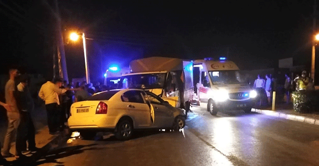 Mersin&#039;de kamyonetle otomobil çarpıştı 6 kişi yaralandı