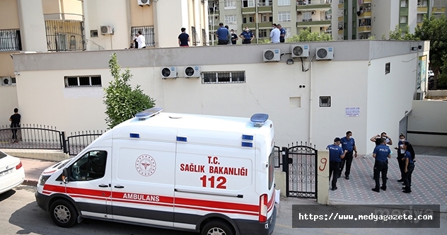 Adana&#039;da cam silerken 11. kattan düşen kadın hayatını kaybetti