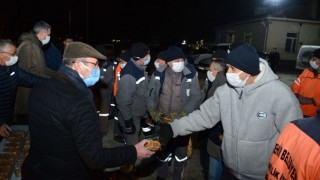 Kırşehir’de Başkan Ekicioğlu, gece mesaisi yapan personelinin kandilini kutladı
