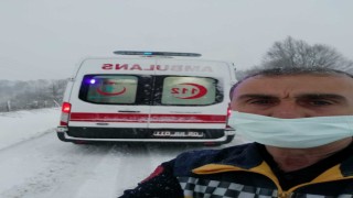 Ambulans karda mahsur kaldı