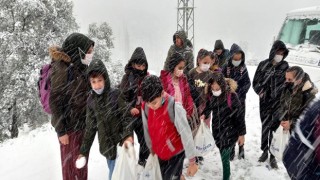 Aydın’da yolda mahsur kalan öğrencilere Büyükşehir ekipleri yetişti