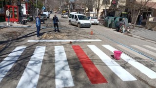 Gölbaşı Belediyesi okul önlerine kırmızı çizgi çekiyor