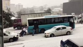 Arnavutköyde özel halk otobüsü ve ambulans yolda kaldı