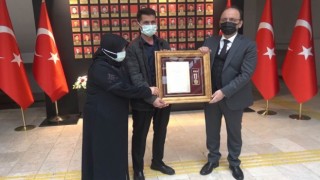 Şehit Furkan Yılmazın ailesine Övünç Madalyası ve Beratı takdim edildi
