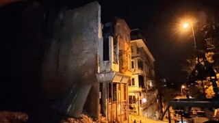 Beşiktaşta kullanılmayan iki katlı binada çökme meydana geldi