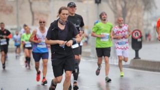 Bilecikli 61 yaşındaki atlet maratonu 1 saat 44 dakikada tamamladı