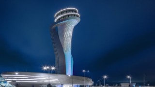 İstanbul Havalimanının ödüllü kulesinin ışıkları otizm farkındalığı için maviye döndü