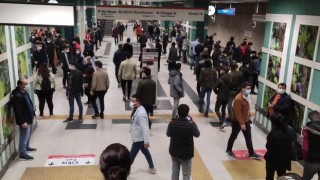 Metroda hattında arıza sosyal mesafeyi unutturdu