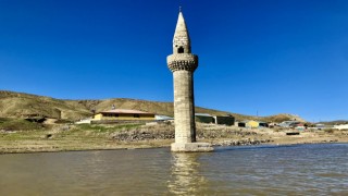 Su altından yükselen minare görsel şölen sunuyor