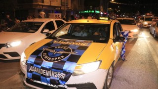 Adana Demirsporlu taraftalar şampiyonluğu araçlarıyla konvoy yaparak kutluyor