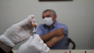 Elazığda aşı timleri sahada, görüştükleri herkesi ikna edip yerinde aşısını yapıyor