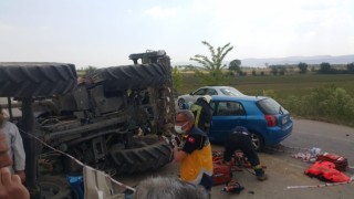 Otomobil traktöre bağlı tarım aletine çarptı: 5 yaralı