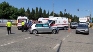 Vakaya giden ambulans otomobille çarpıştı: 1 yaralı