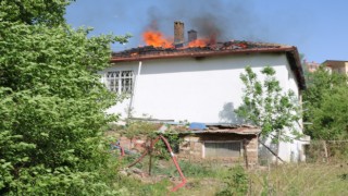 Yangında müstakil evin çatısı kullanılamaz hale geldi