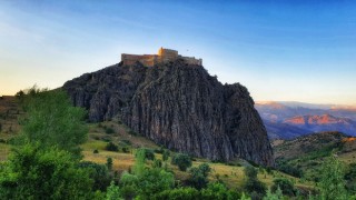 660 yıllık kalenin surlarından enfes günbatımı manzaraları
