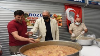 Başkan Bakkalcıoğlu kapalı pazarda yapılan aşure ikramına katıldı