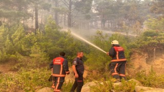 Elazığ Belediyesi itfaiye ekipleri, Manavgatta yangına müdahale çalışmalarını sürdürüyor