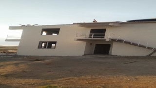 Elazığda şiddetli rüzgar 3 evin çatısını uçurdu