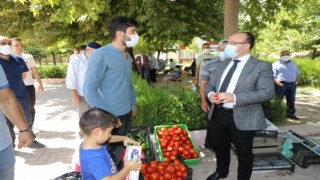 Vali Yırıktan vatandaşlara anlamlı jest: Tezgahtaki ürünleri alıp halka ikram etti