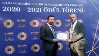 Doç. Dr. Serdar Akbayrak, BAGEP ödülünü aldı
