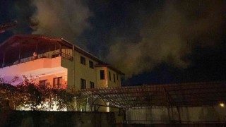 3 katlı evin teras katında korkutan yangın: Mahsur kalan adamı alevlerin arasından kurtardılar