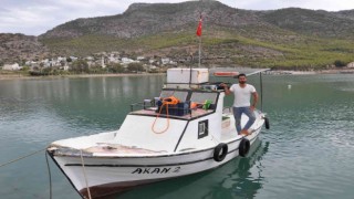 Gezi teknesi battı, 2 kişiyi balıkçılar kurtardı