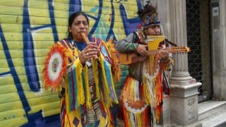 İstiklal Caddesinde Kızılderili kıyafetli sokak müzisyenlerine yoğun ilgi