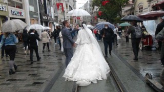 Taksimde düğün fotoğrafı çektiren İranlı çift ilgi topladı