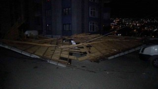 Trabzonda şiddetli fırtına ağaçları yerinden söktü, çatıları uçurdu
