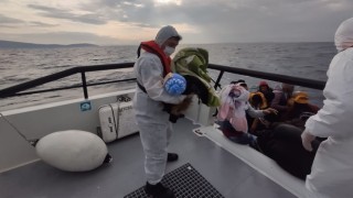 Yunanistanın ölüme ittiği göçmenleri Sahil Güvenlik kurtardı