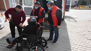 İhtiyaç sahibi vatandaşlara akülü tekerlekli sandalyelerini teslim edildi