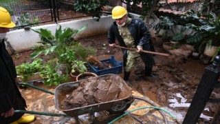 Mehmetçikten yağışlar sonucu ev ve işyerleri hasar gören vatandaşlara yardım