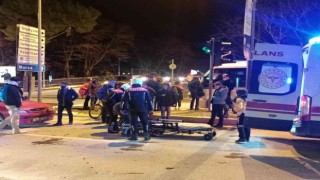 Otomobil 2 genç kıza çarptı: 2 yaralı