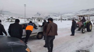 AFAD gönüllüleri karda mahsur kalan vatandaşlara destek çıkarak, sokak hayvanlarına yem bıraktı