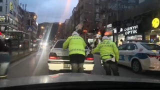 Amasyada polisler yolda kalan sürücüye aracını iterek yardım etti