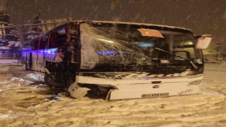 Amasyada yolcu otobüsü karlı yolda kaza yaptı: 12 yaralı