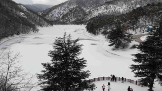 Amasyadaki turizm cenneti Boraboy Gölünün yüzeyi buz tuttu