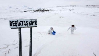 Ardahanda sağlıkçılar kar, tipi ve fırtınaya rağmen köy köy gezip aşılama yapıyor