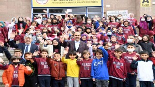 Başkan Altay karne alan öğrencileri tebrik etti