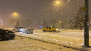 Bursada yoğun kar yağışı nedeniyle araçlar ilerlemekte güçlük çekti