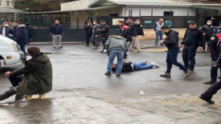 Diyarbakırda, adliye çıkışında iki grup arasından nedeni belirlenemeyen silahlı kavgada 3 kişi yaralandı.