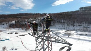 Elektrik arıza ekiplerinin zorlu kar mesaisi