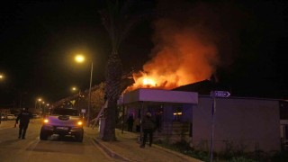 Fethiyede 2 katlı evin çatısı alev alev yandı