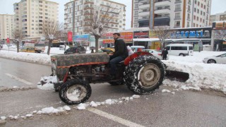 Gaziantepte vatandaş traktörüyle karları temizledi