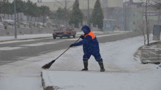 Gediz Belediyesi ekipleri karla mücadele için sahada